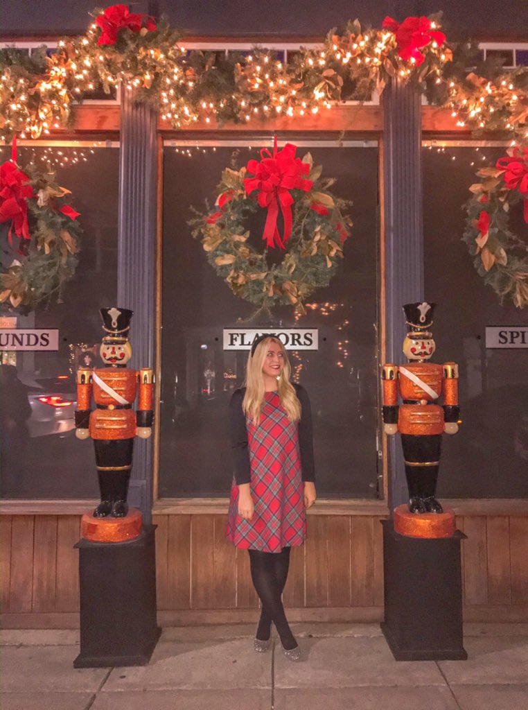 just blending in 🎄 Happy Holidays everyone! #downtownfranklin #graysonmain #christmas #liketkit #happilyeverhaute #nashvilleblog @vineyardvines @GRAYSonMain