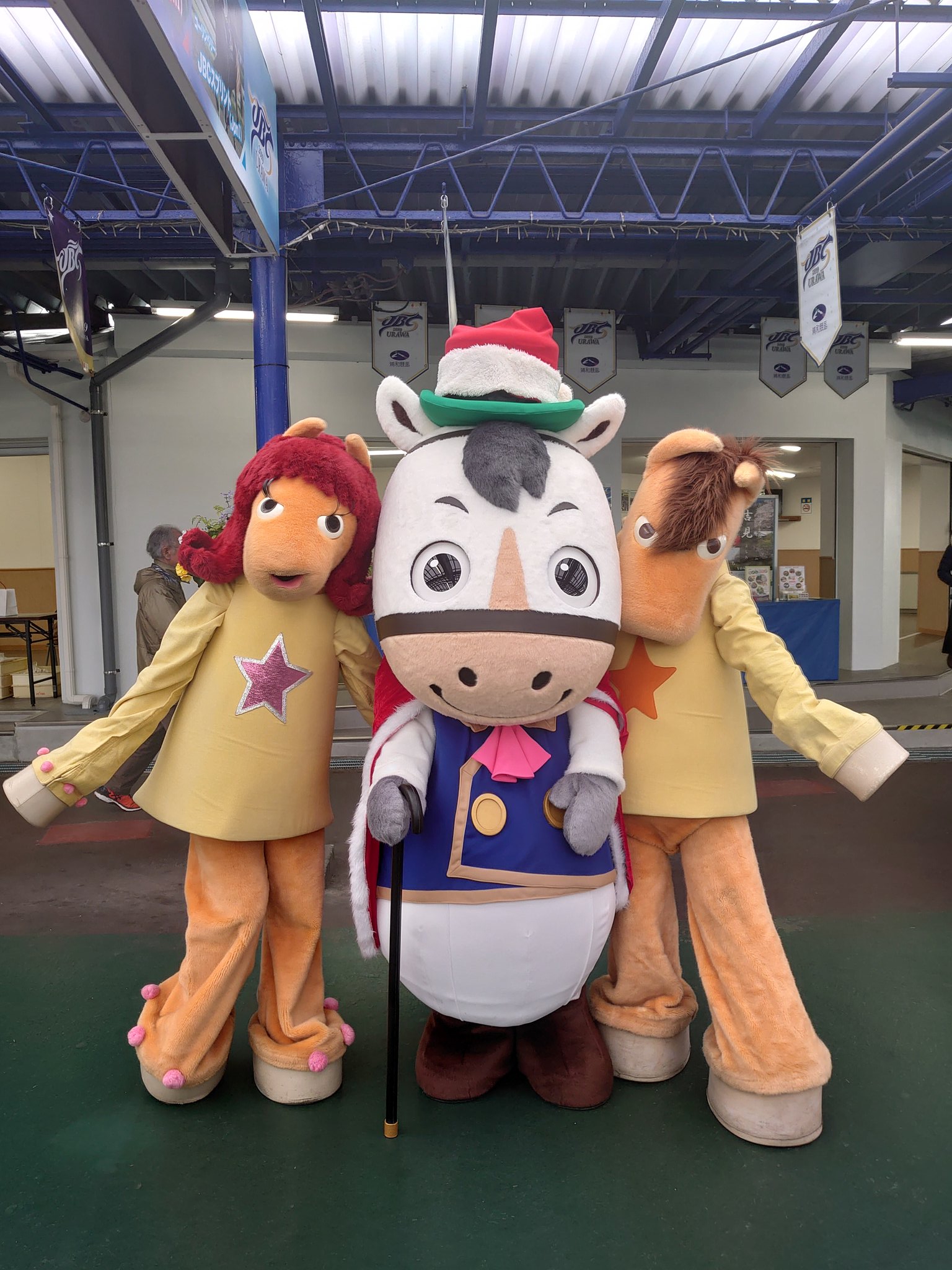 地方競馬全国協会 Nar 公式 ウラワール うまたせ ウマタセーヌ 本日は浦和 大井のリレー開催 浦和競馬場に3人 が集合しました クリスマスということで ウラワールから缶バッジのプレゼントが配られています なくなり次第終了とのことです