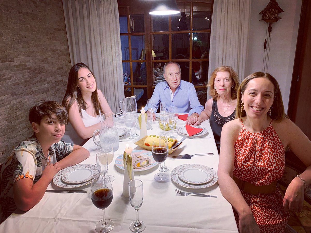 ¡Feliz Navidad a todos los argentinos y especialmente a los bonaerenses! Que esta Navidad los encuentre como a mí, rodeada de amor y familia 🥰♥️🎄