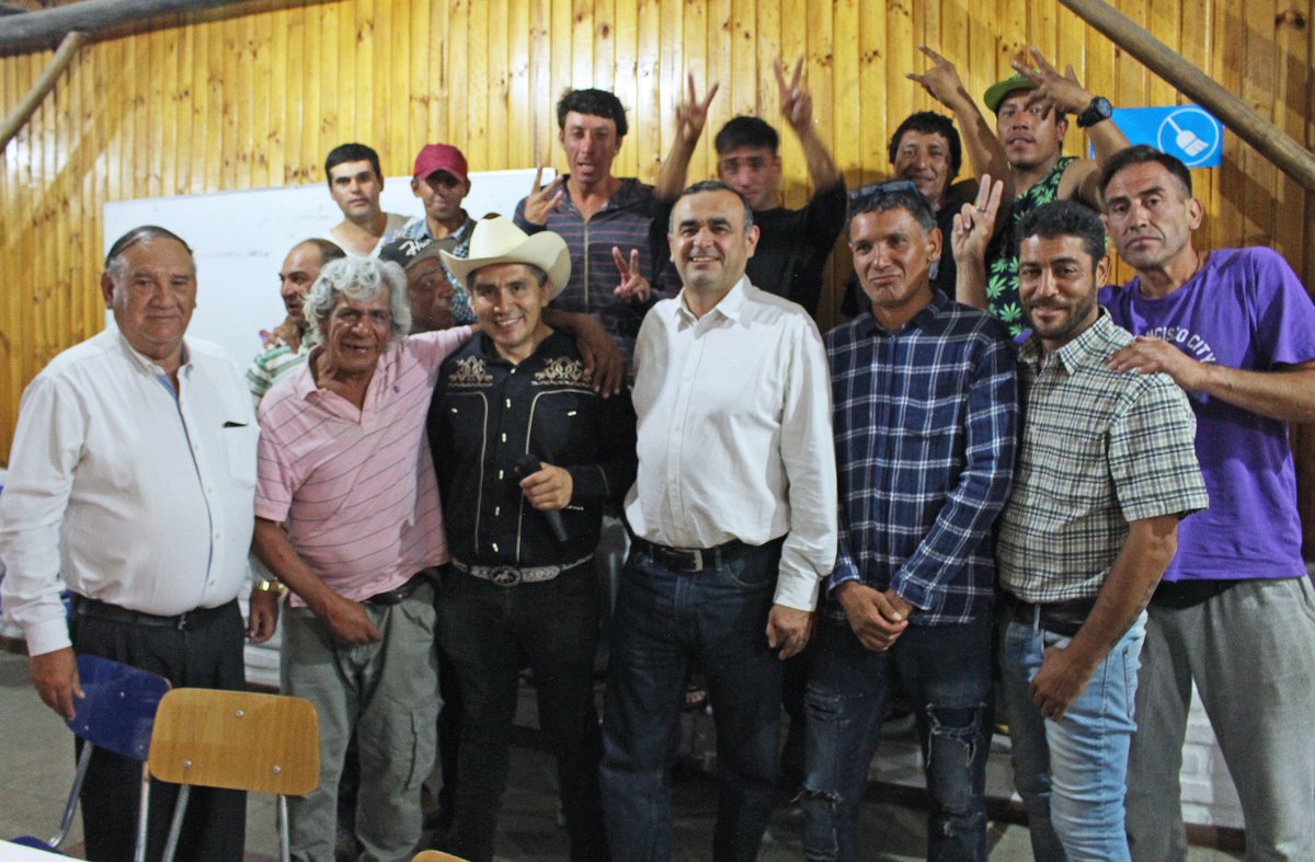 mariogebauer's tweet photo. #Melipilla En esta fecha tan especial, quiero compartir c/ustedes fotografías de una Cena Navideña q realizamos el día de ayer junto a 1 grupo de amigos, una actividad q hacemos año a año en la Casa del Padre Demetrio y q es un regalo para el alma Nota en: https://t.co/yScyYqO5Xa https://t.co/2KWcKSs4uO