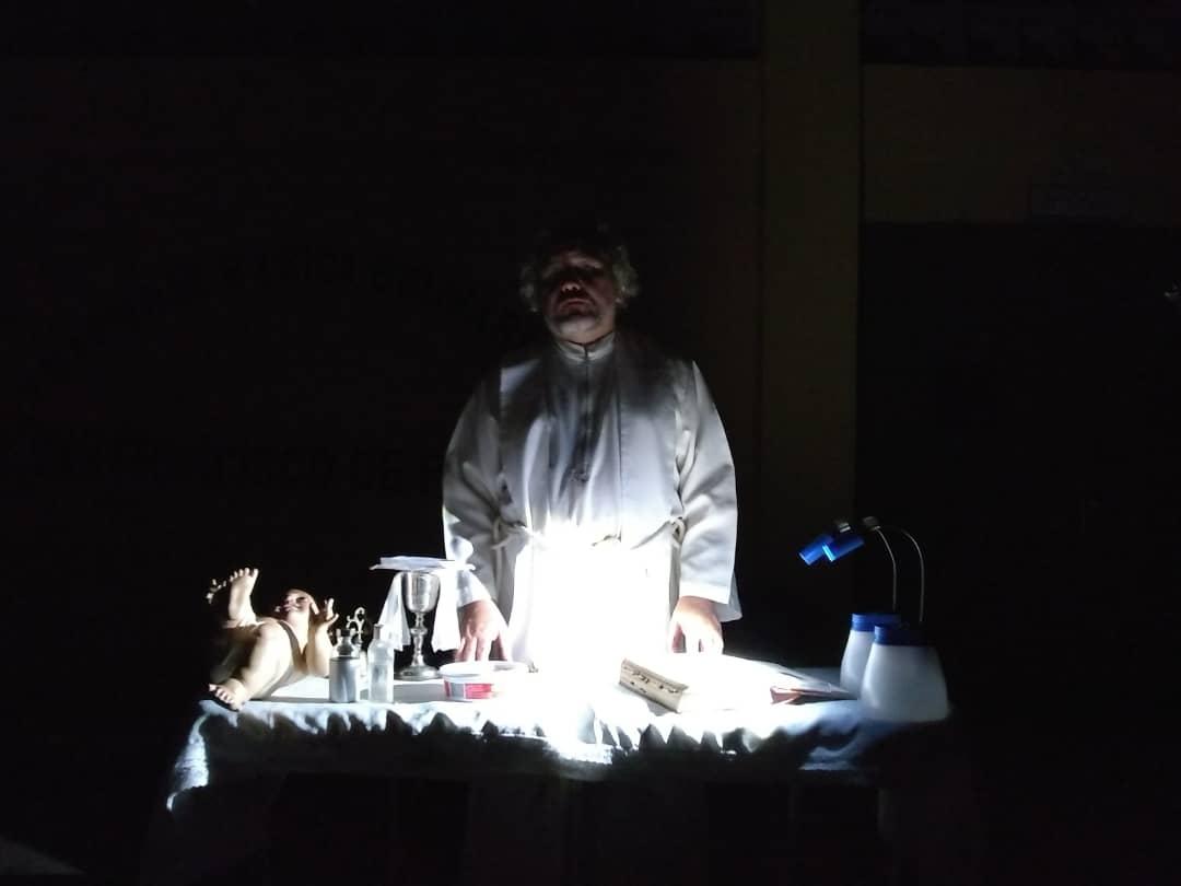 margioni's tweet image. A esta hora miles de venezolanos están a oscuras. No hay luz siquiera para celebrar una misa. En la imagen fray Nelson Sandoval en la Sierra de Perijá celebrando la misa a oscuras #Navidad #Naviluz