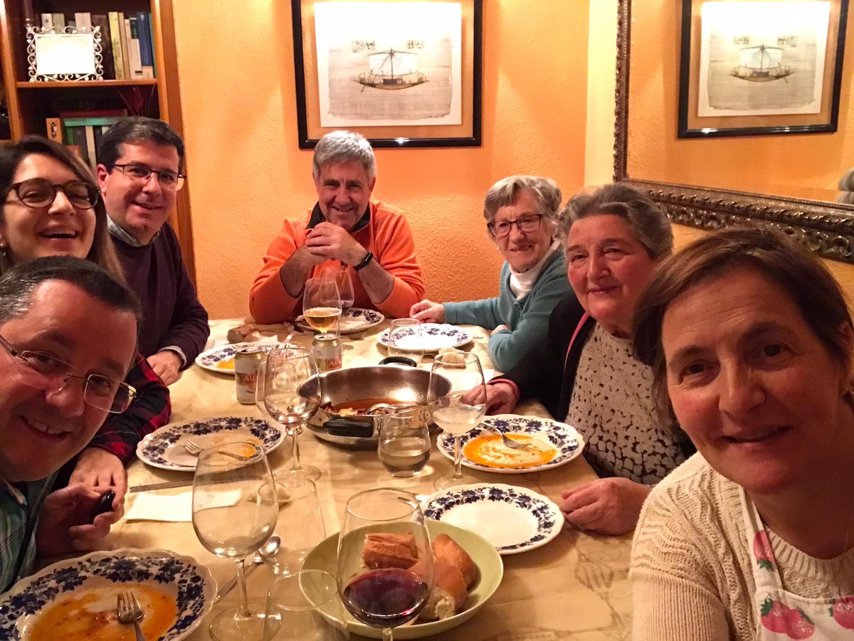 pablerun's tweet photo. @AirEuropa #TuDecidesTusNavidades una bonita Nochebuena con mi querida familia. El año que viene en Brasil? @AirEuropa https://t.co/JvLhToDrjJ