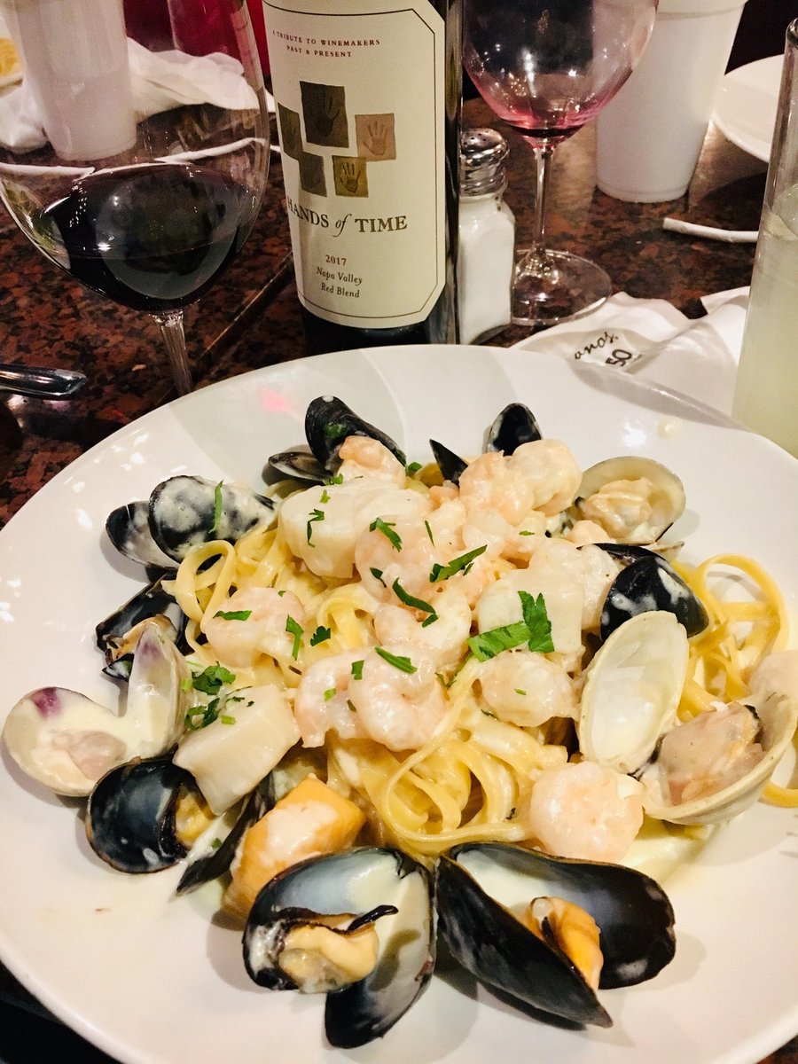 CalvinBarber's tweet photo. ...Merry Christmas!! 🎅🏾👍🏾 (@ Paesanos Lincoln Heights - @paesanossa in San Antonio, TX) https://t.co/PWqOl3HOBb https://t.co/aYhpmHfcxb