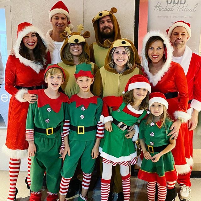 wheresamommy's tweet photo. The start of a new tradition. Christmas Eve Chinese dinner and  dressed festive 🎅🏼🤶🏼🎅🏼🤶🏼🧝🏻‍♂️🧝🏻‍♂️🧝🏻‍♀️🧝🏻‍♀️ good food and best friends @royalchina_dallas #merrychristmas #bestfriendsgoals .
.
.
.
.
.

#fitnessmoms #believeyoucan 
#bodyafterbabies #fitmo… https://t.co/taCfhyokkr https://t.co/i0JYACbXUr