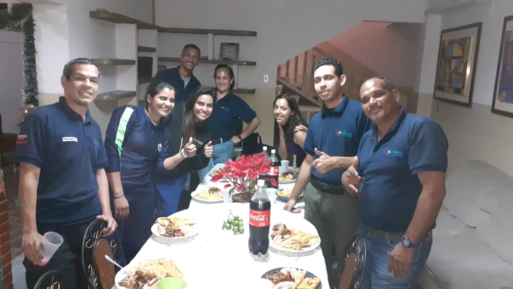 MetromedV's tweet photo. compartir navideño de nuestro personal en la sede de caracas 

feliz navidad 2019 https://t.co/cQDAYdgKtz