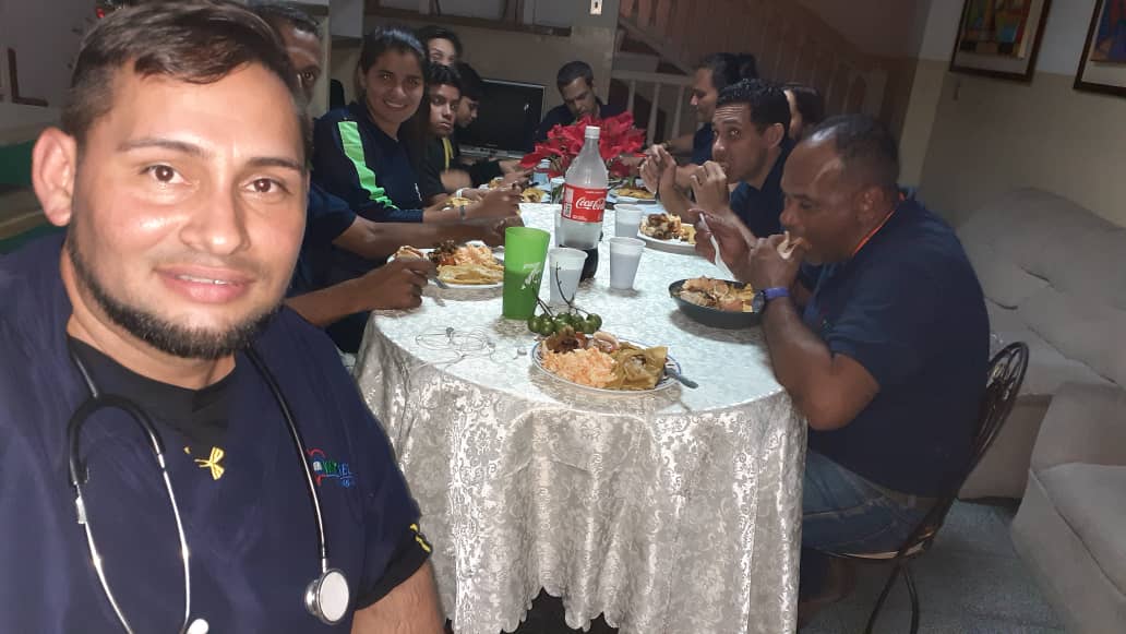 MetromedV's tweet photo. compartir navideño de nuestro personal en la sede de caracas 

feliz navidad 2019 https://t.co/cQDAYdgKtz