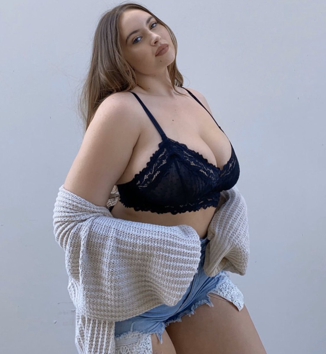 erinmhk's tweet photo. starting a plus-size/curvy thread❤️ all genders are welcome to join<3 https://t.co/w45u7ACVVq