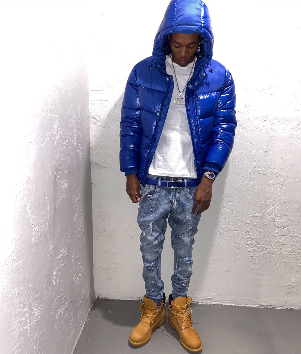 CoolBucks_4's tweet photo. I get Fly as Hell especially in a Blue fit💙 I jst left the Bank look how deese Blues Stick🚣🏾‍♂️ https://t.co/8CNtUc8cOQ