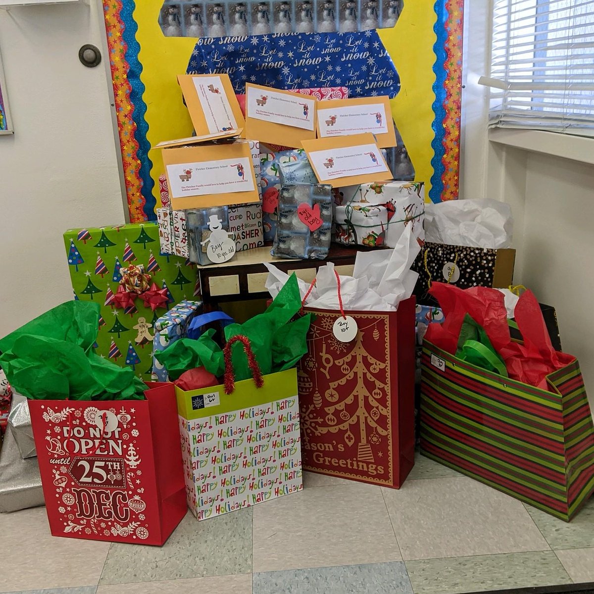 FletcherOUSD's tweet photo. Happy Holidays to our Fletcher Falcon Families!! Thanks to those who donated these presents to our families in need. #FalconsHelpingFalcons #FalconPRIDE https://t.co/hoy1fjC3TZ