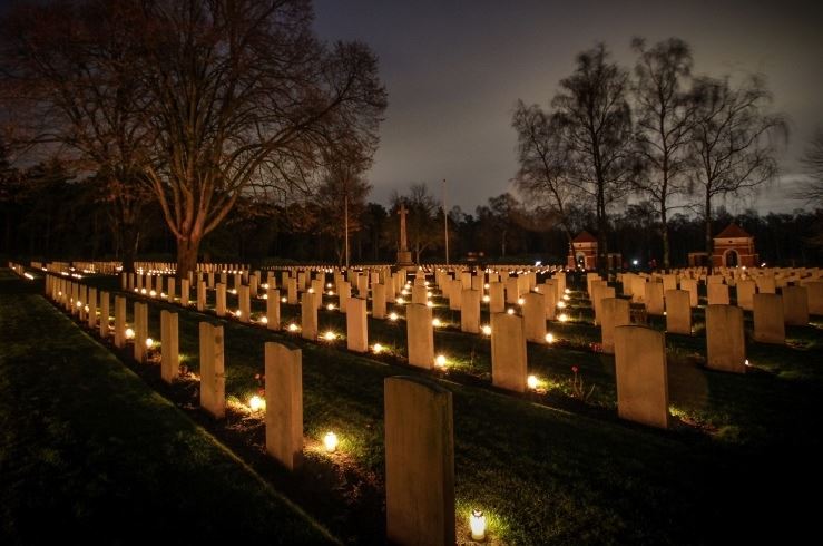 BobWeeksTSN's tweet image. This brings me to tears every Christmas eve. Children in Arnhem and other cemeteries in Holland place candles at the graves of Canadian soldiers who liberated their country and paid the ultimate sacrifice. Never forgotten. Merry Christmas to all.