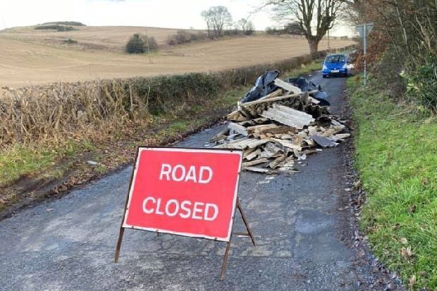 buff.ly/2Sn8uE4 Fly-tippers dump 'asbestos roofing' in middle of Fife road  #asbestos #AsAw2019