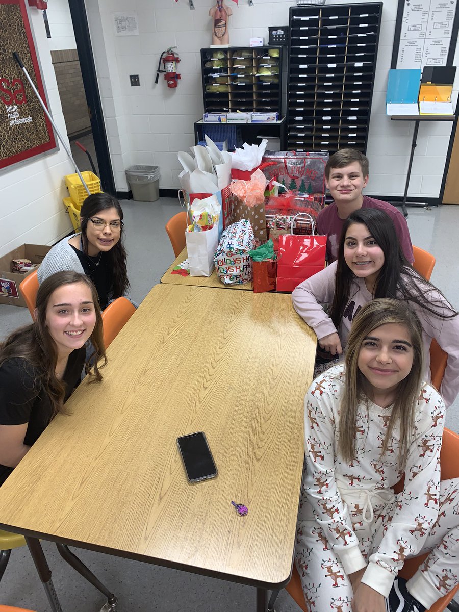 LevellandHOSA's tweet photo. HOSA members had a great time at this year’s Christmas party!! 🎁🎄 https://t.co/3nSLWSd05P