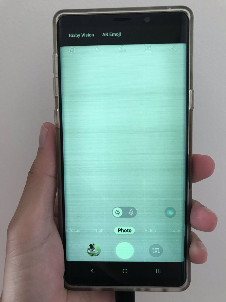 delon_serino's tweet image. Any tech Youtuber willing to put this story out on their channel? My @SamsungMobileUS Galaxy Note 9 just turned yellow and they have these fine lines on the screen. @Pocketnow @MKBHD @Mrwhosetheboss @Jaime_Rivera @UnboxTherapy @SuperSaf #ScreenGate