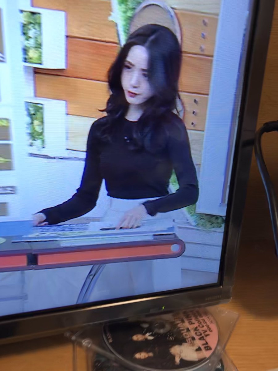 lazygoodgirl's tweet photo. ふとテレビつけたら、モノトーンコーデに前髪なし、華やかな巻き髪のアナウンサーが写っていてびっくりした！日本でもこういう装いも許されるようになったんだなーと新鮮に感じたし、とてもお似合い。古谷有美さんだそう。 https://t.co/w0B9GYYn2O