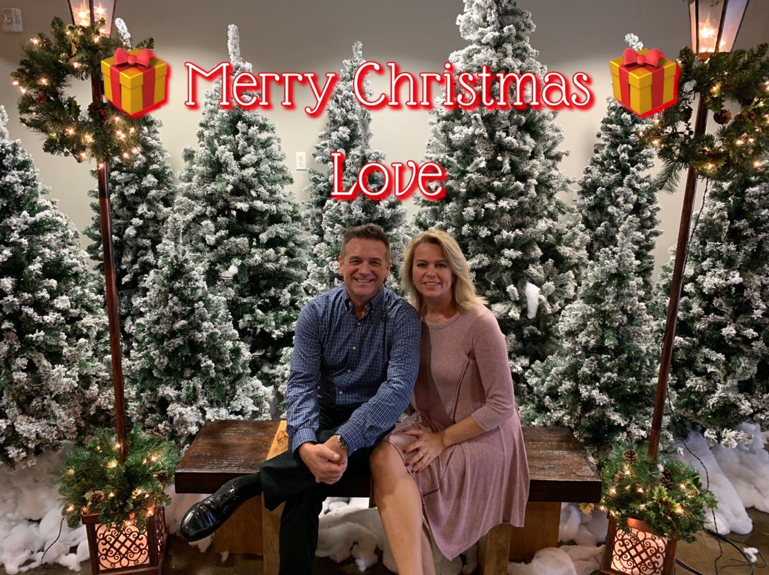 SusanSDean's tweet photo. Happiest of Holidays to all!! Merry Christmas 🎄🎁🎄 https://t.co/KuFqYGCwNA