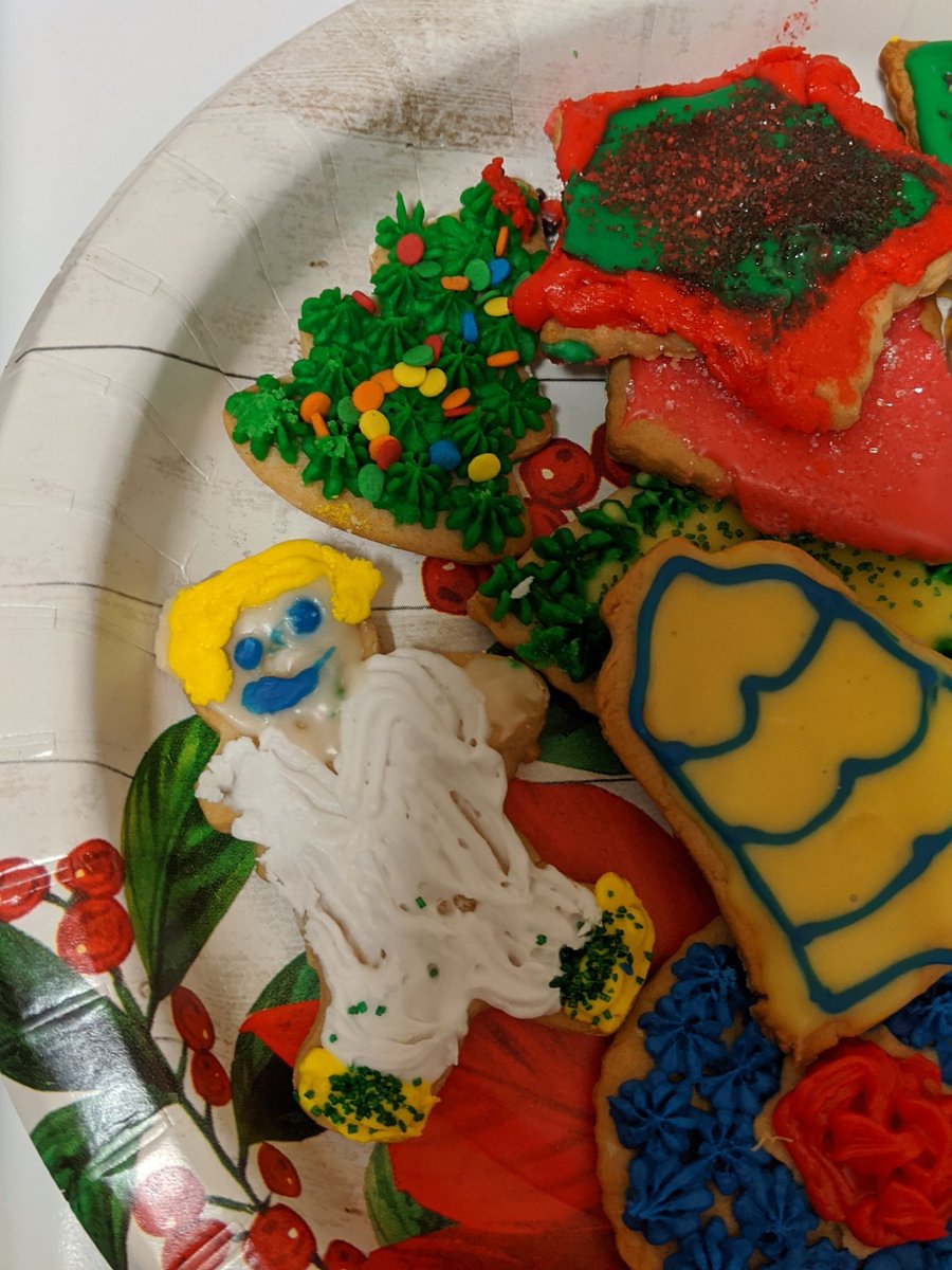 HannahJClair's tweet photo. Decorating Christmas cookies tonight and one of them lost an arm, naturally my brother had to turn it into Luke Skywalker... he's 18 
@HamillHimself he wants to know if you like it!
#lukeskywalkercookie #christmasspirit #MAYTHEFORCEBEWITHYOU https://t.co/bJnJrpbIOQ
