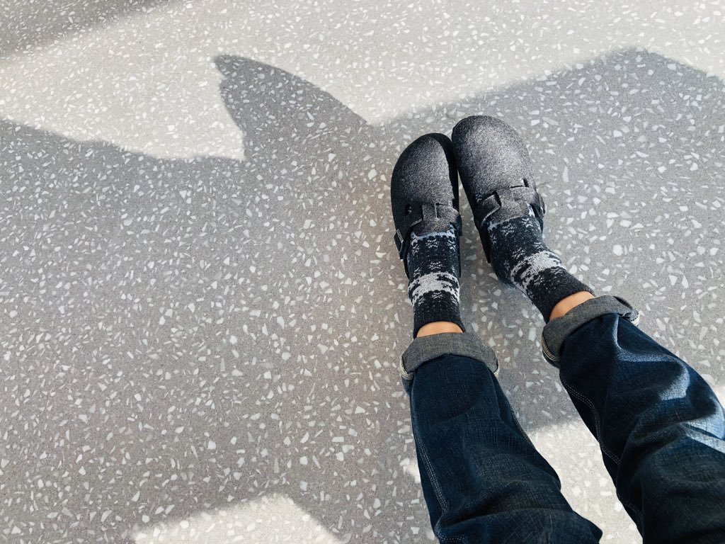 어제의 손끝과 발끝.양 그림과 양 털.