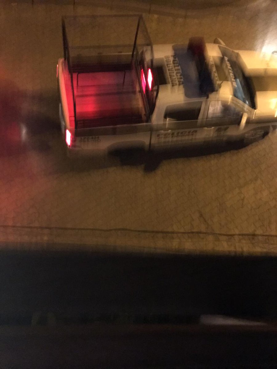 maximilianoreyz's tweet photo. Continúa el arribo de vehículos policiales para asediar la Residencia de México en Bolivia https://t.co/2WetfuI1wi