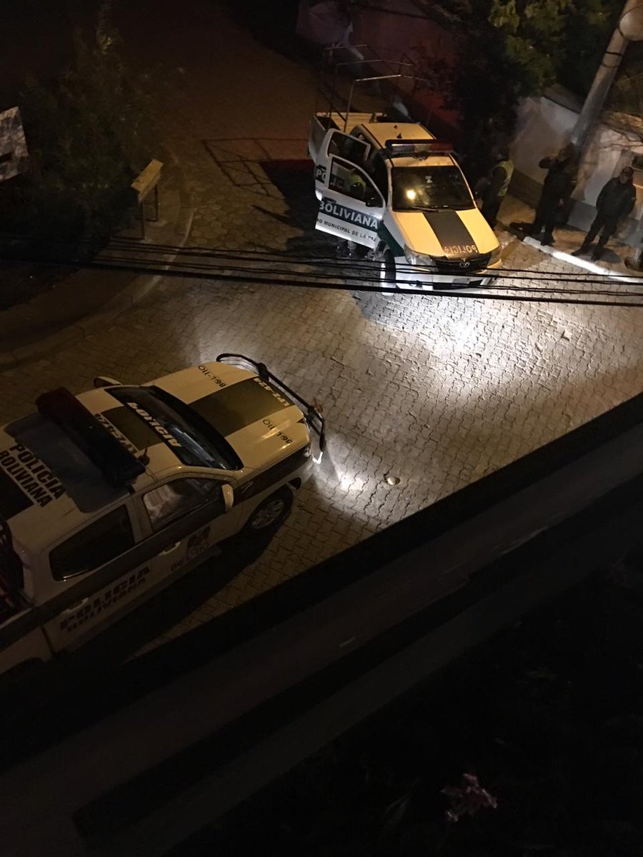 maximilianoreyz's tweet photo. Continúa el arribo de vehículos policiales para asediar la Residencia de México en Bolivia https://t.co/2WetfuI1wi