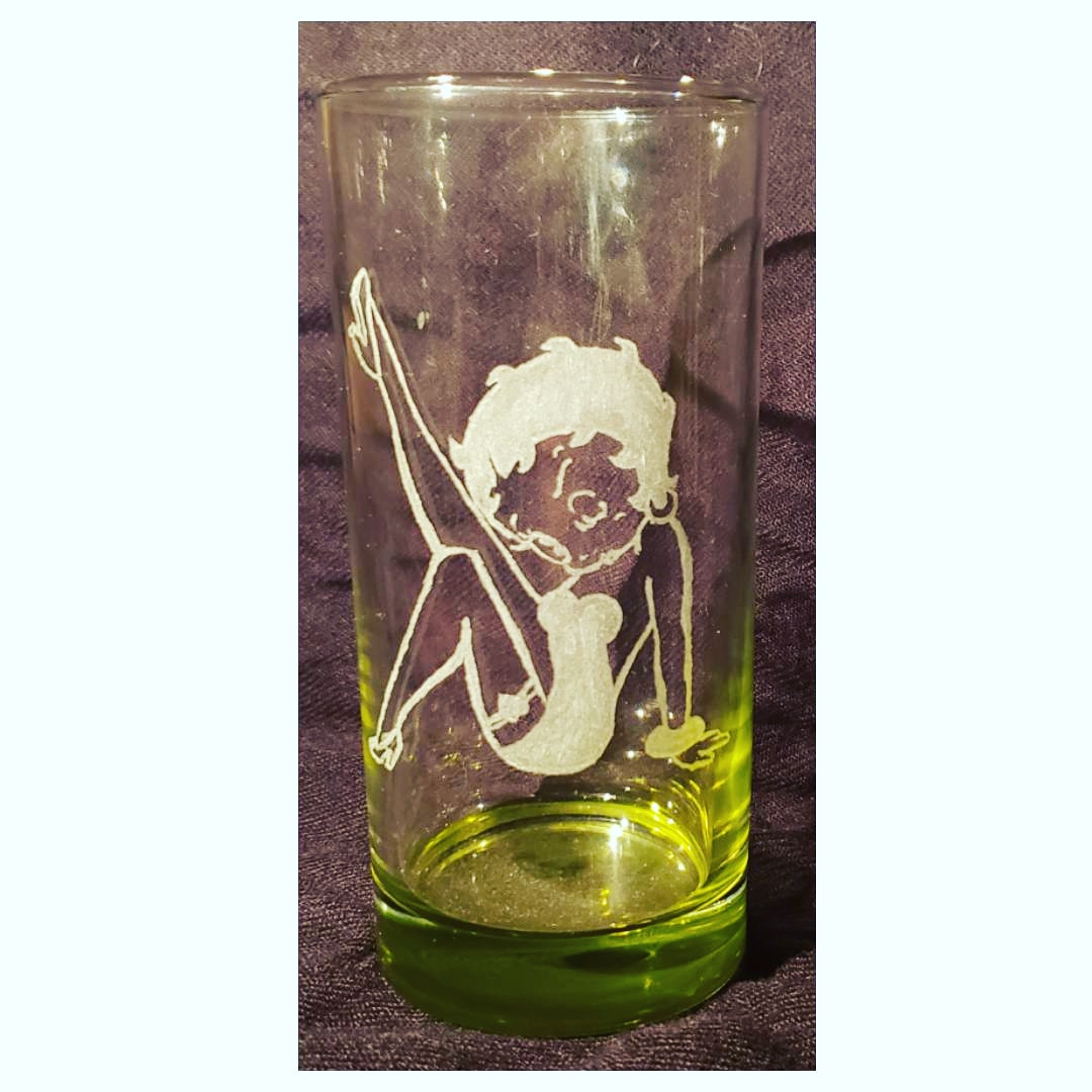 ZeyTrades's tweet photo. Betty Boop glass etched for my grandma for Christmas
"boop oop a doop" ❤️💋
#etchedglass #etching #bettyboop #cartoon #christmas #christmas2019 https://t.co/Ej1hsk2cwF