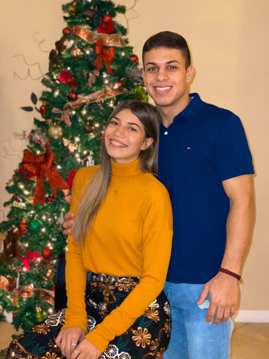 _anaa4's tweet photo. ยกEres mรกs de lo que yo pedรญa! โค๏ธ #christmaseve #thirdchristmastogether #elchico https://t.co/cIj8z6ELDT