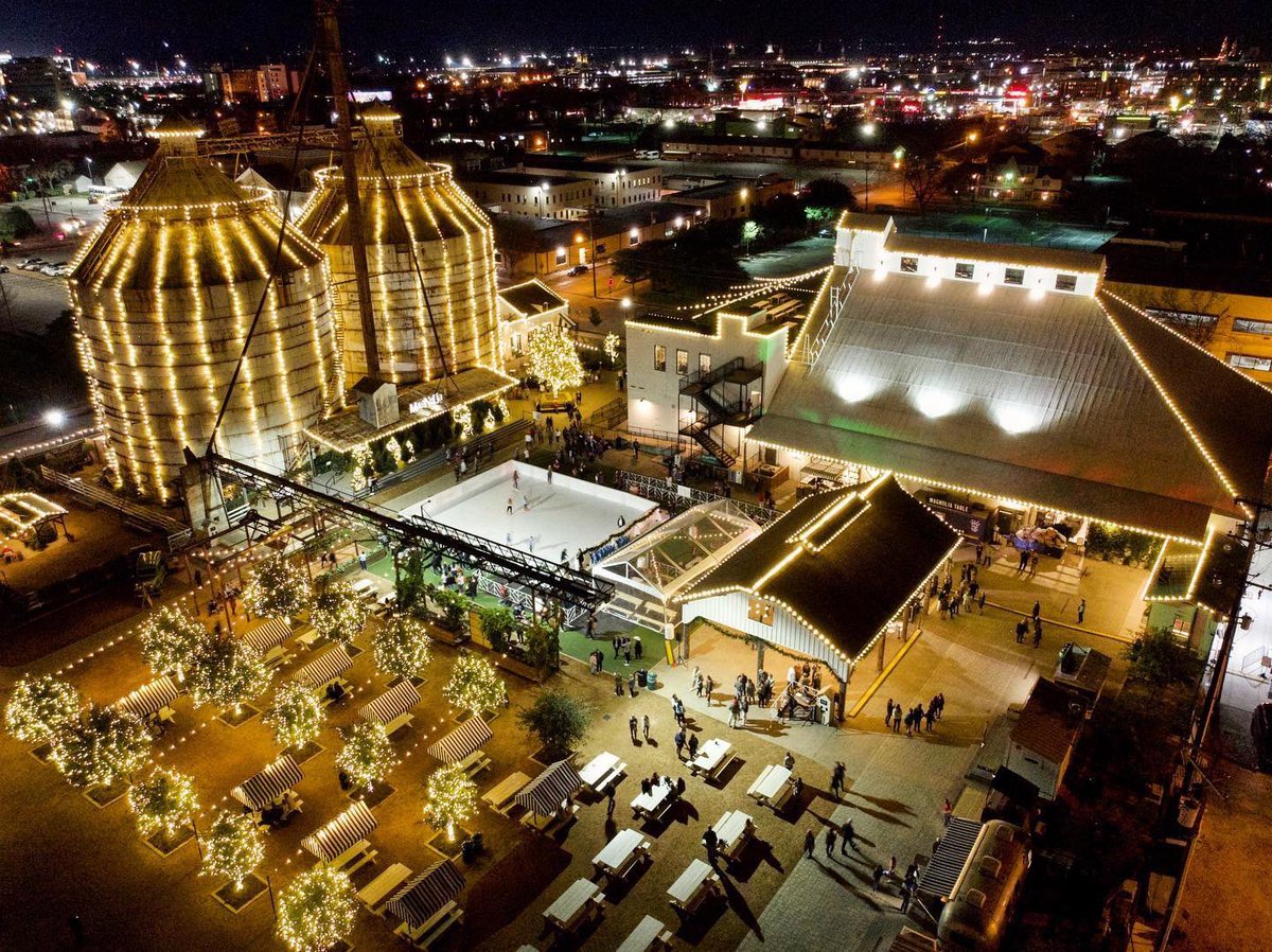 joannagaines's tweet image. Not quite ready for it to be over ✨ #christmaseve