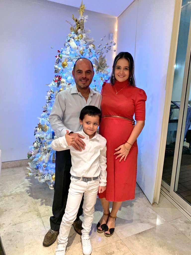 CarlosCedanoOf's tweet photo. Feliz navidad amigos y amigas que Dios colme de amor y bondad sus corazones.

#NavidadEnFamilia https://t.co/NAfHEG5ElK