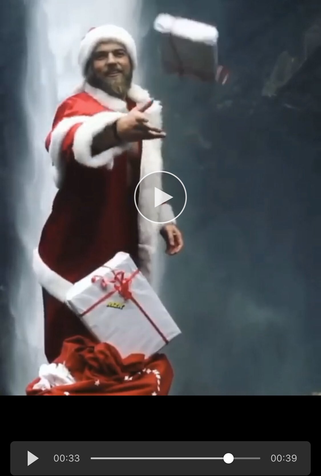 Hsnshj 今 イスラム教国にいるのだが ムスリムの女性にメリークリスマス って言っていいものか迷ってたら 違う国にいるムスリム女性からメリークリスマスってマッチョなサンタがプレゼント投げてくる動画が送られてきて 意外にゆるゆるなんだと学ぶ 街も
