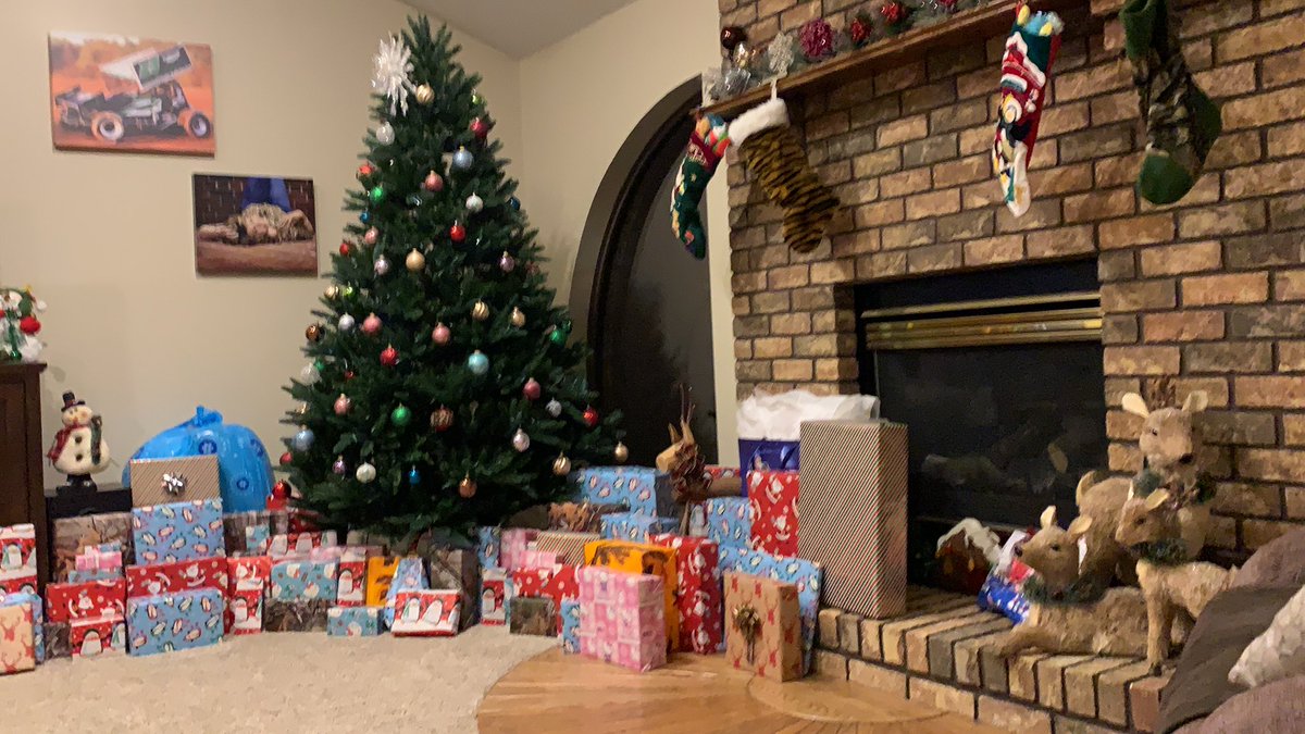 mininooch's tweet photo. Super weird to think that I’m the only person in my house who knows what EVERY SINGLE PRESENT under the tree is... AKA I am officially the Santa Claus of my house 🎅🏻 https://t.co/qiqAKzxO1Y