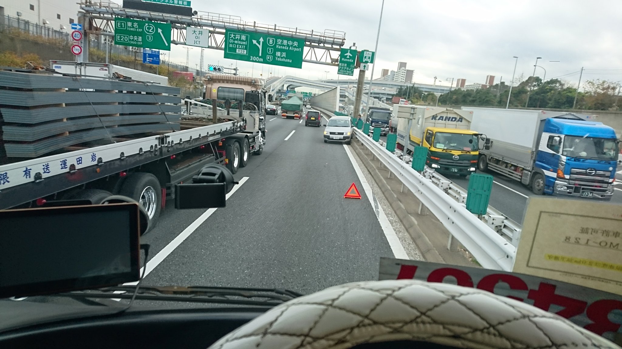 画像 湾岸線西行き大井jct付近トレーラーとライトバンの2台絡みの事故で右側潰れてます トレーラーは左の路肩に停車中です 通られる方はご注意ください 12 09現在 まとめダネ