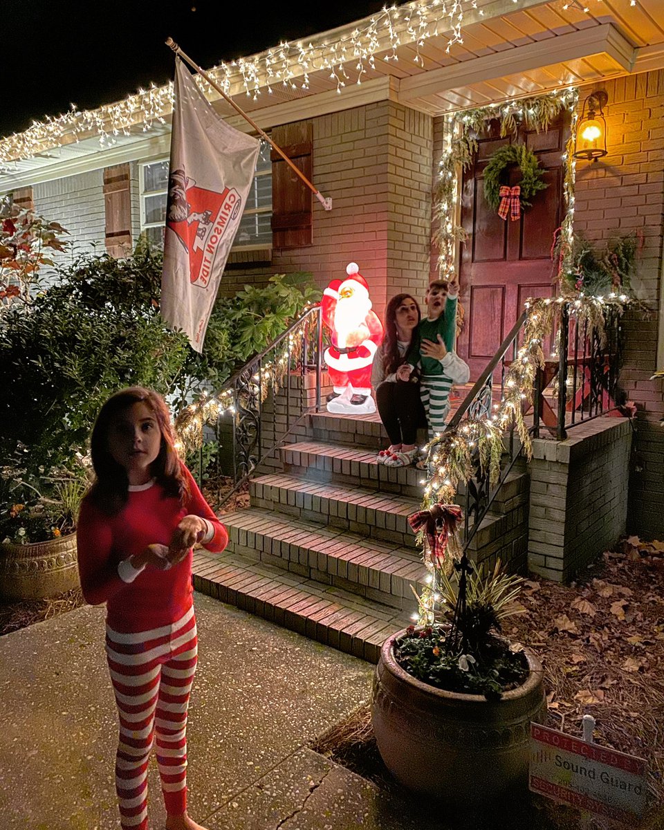 BrettUA's tweet photo. Throwing out reindeer food and looking for Santa. Hands down my favorite night of the year. Soaking up these awesome moments with the kids, we know they won’t last forever. #timeflies #magicofchristmas #christmaseve @lonixshaw @spann https://t.co/ieRDSXvAT7