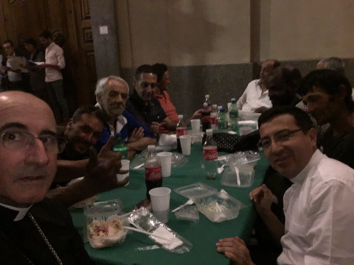 DanielSturla's tweet photo. En la cena de los solos en el atrio de la catedral una familia francesa vino para cantar villancicos. Gracias a todos los donantes y los que ayudaron. Feliz Navidad https://t.co/TTUPlfjctf