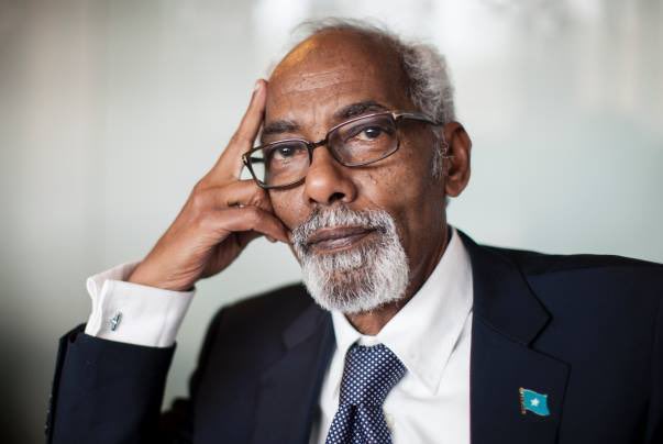 Mohaharaa's tweet photo. Xildhiban Prof. Maxamed Sh.Cusmaan jawaari afka #soomaliga oo la hor mariyaa wuxu keenayaa wax wada la haansho iyo walal tinimo 👏👏👏 https://t.co/U6svT9lHgj