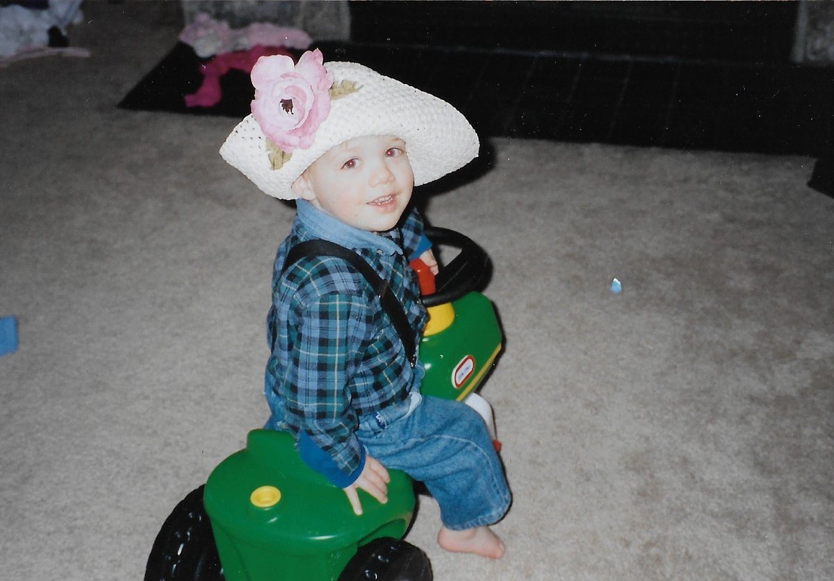 WoodDeKrey's tweet image. I'm home for the holidays and I just stumbled upon this VERY TELLING picture of me as a kid growing up. Some things never change. 🤣🤣🤣
#LGBTSTEM #QueerScience #SciPride #gaytwitter