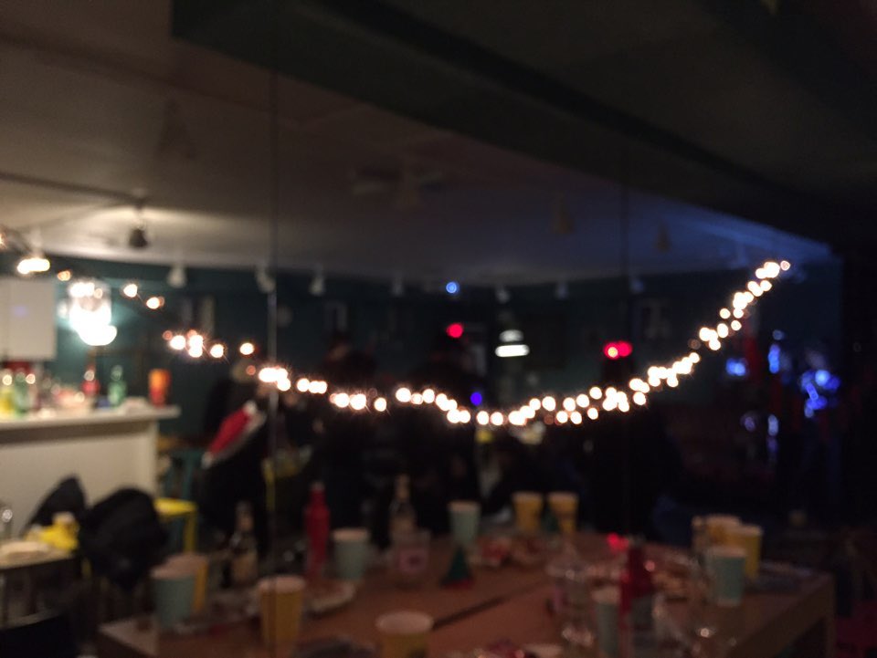 🎄합동 크리스마스파티🎄
🌈한국외대 외행성 X 경희대 아쿠아 X 서울시립대 퀴어시대 공동 크리스마스 파티가 있었습니다. 다른 학교의 회원분들과 지인들이 마흔 명 가까이 모였는데요. 게임과 행운권 추첨 같은 프로그램을 진행하고 밤새 마시면서 이야기를 나누었습니다.