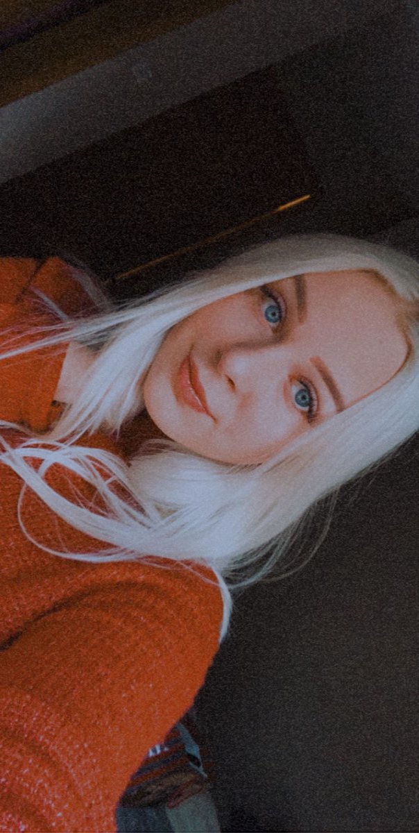 ashley_kintz's tweet photo. soooo my hair is ummm white ❄️ https://t.co/lSyGyN3Cz3