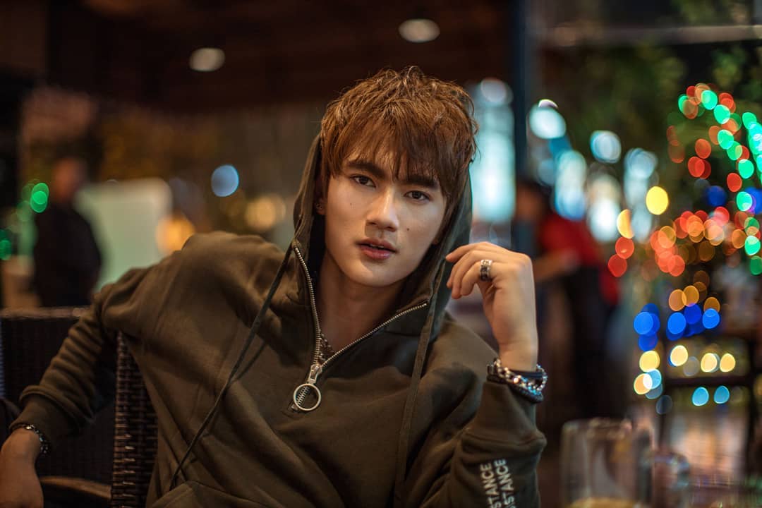 LeeHkwan's tweet photo. Diciembre 23;

—Va con su familia al parque de la villa para ver la encendida del árbol navideño, se toma un par de fotos y las postea en Instagram. — https://t.co/sTlEd1d8CI