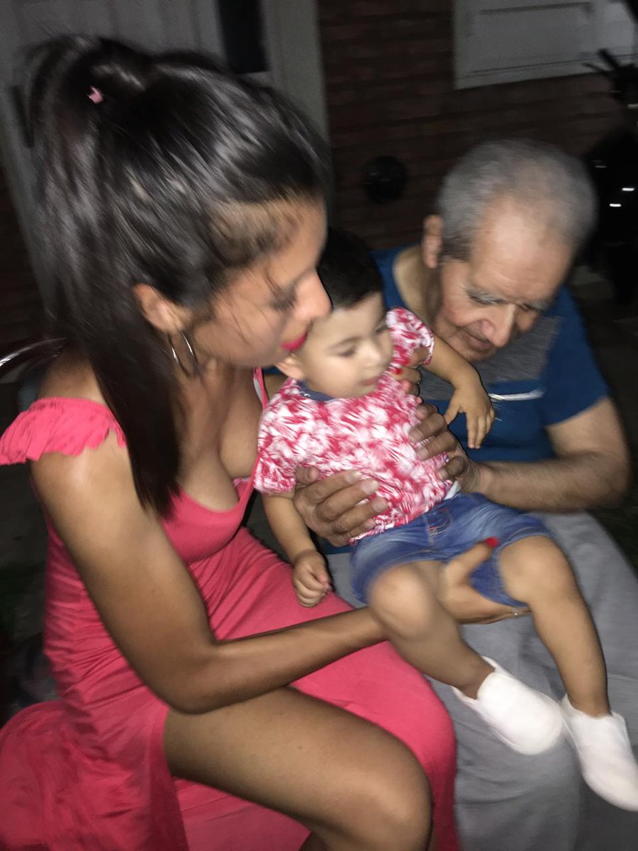 AzulMandli15's tweet photo. Lo único que necesito 💙 feliz navidad a la persona que más amo, y a mi bebote hermoso. Ojala seas eterno abuelo, te amamos 💙 https://t.co/O9q8lgL22u