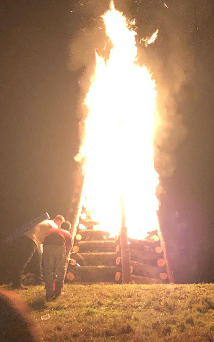 piazzabrad's tweet photo. Bonfires on the levee in Gramercy, LA!   Spectacular event to see on this #MerryChristmasEve! https://t.co/XYJgmPKUFq