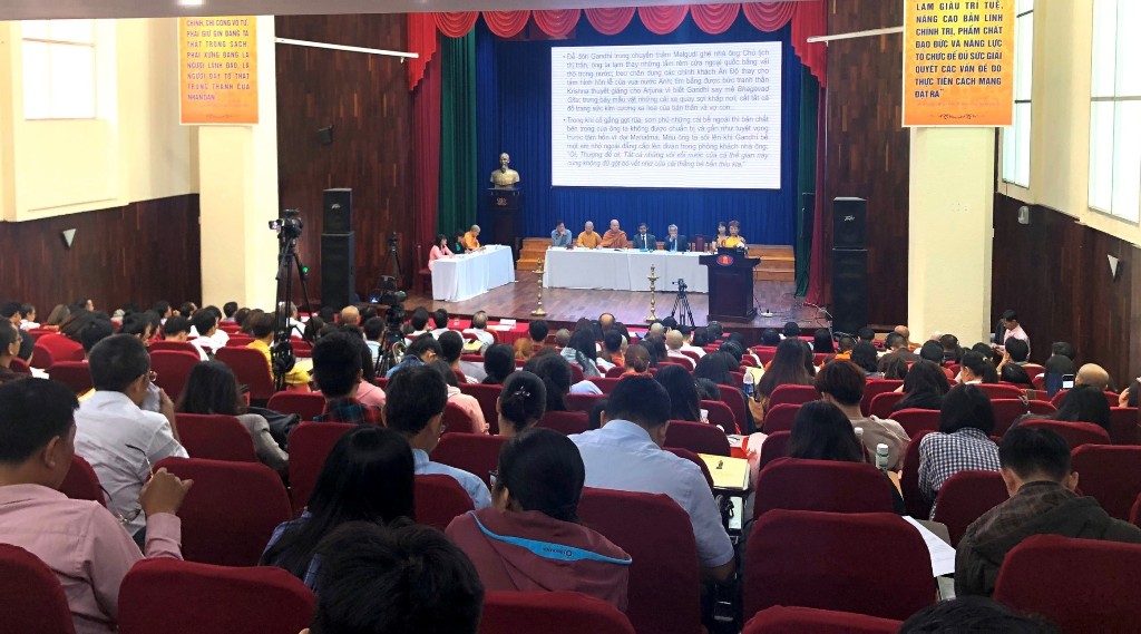 cghcm's tweet photo. 30 scholars presented papers on Gandhism and shared cultural heritage between India &amp; Vietnam. Over 300 persons, including @AmbHanoi Amb Pranay Verma, Dr. Lan, President of #hcmussh, CG Dr.Srikar Reddy, monks, scholars and students participated in the event.@ICCR_Delhi @MEAIndia https://t.co/JyYR7NnpDy