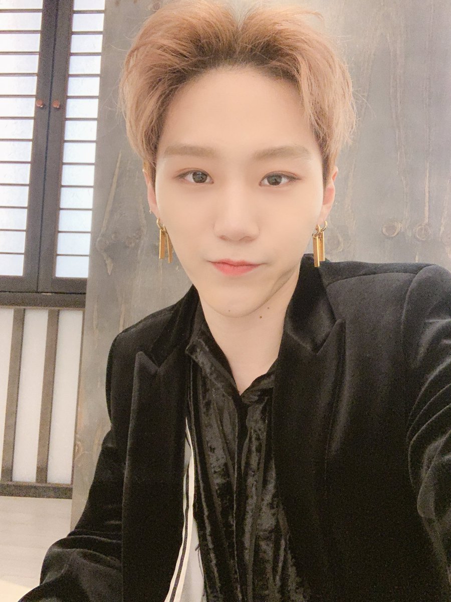 1team_twt's tweet photo. [#1TEAM #BC]
2019년의 크리스마스를 팀원과 함께 할 수 있어서 영광입니다. 오늘 하루 모두 행복하세요. https://t.co/p3KgTucw85