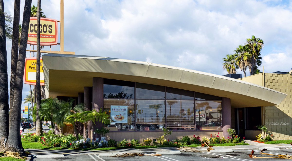 Examples of mid-century Googie architecture. The coffee shop was originally a Bob’s Big Boy. #googie #googiearchitecture #motelsign #coffeeshop #bobsbigboy #retro #vintage