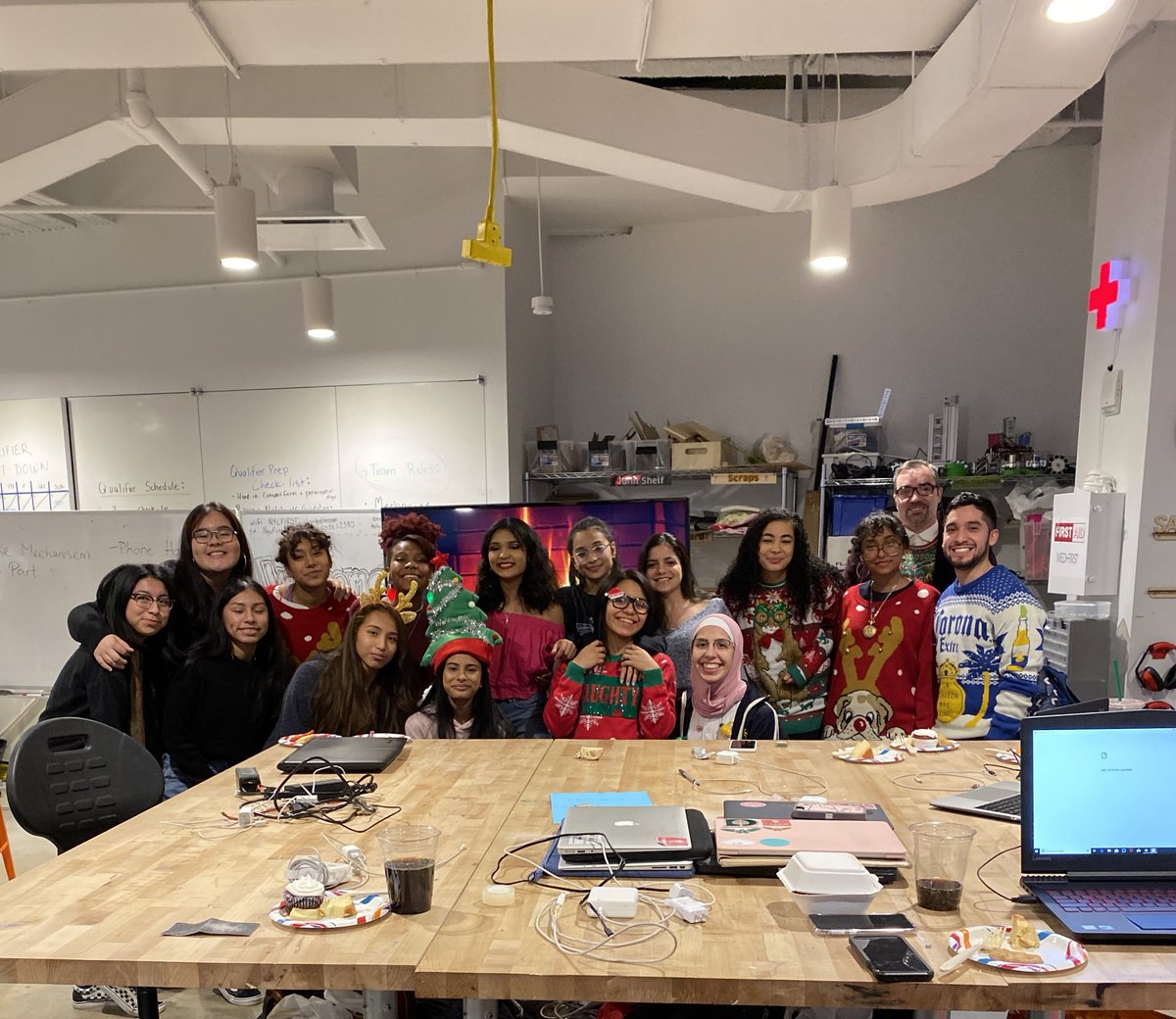 tywlsrobotics's tweet image. Happy Holidays from our family to yours ! #Christmas #MerryChristmasEve