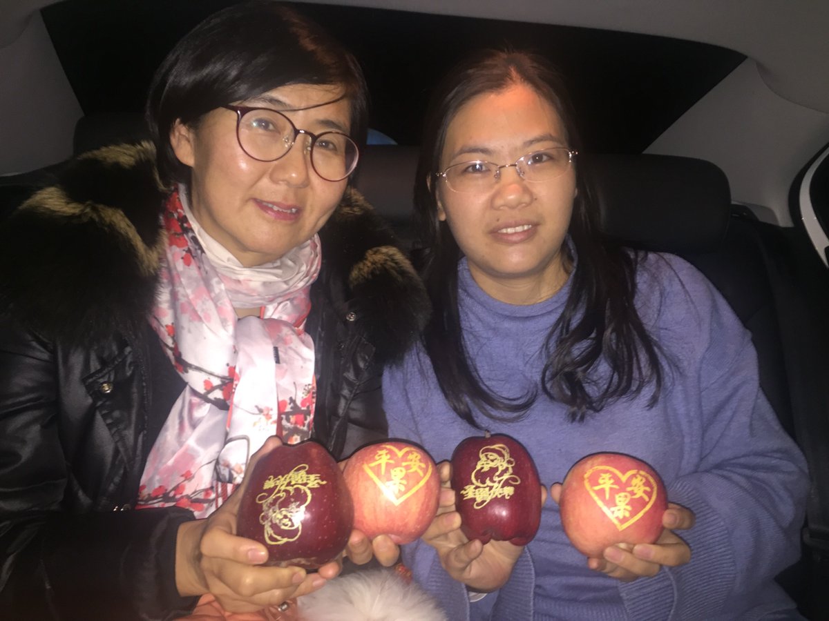 12月24日中午开车从南京往北京回，约1100公里的路程，开了一夜，25日早上约6点，许艳、王宇律师等分别到达北京家中。
维权路程的中途，我们从超市买了苹果，在一起过圣诞节。
路程中，有一些人士给我们几人表达了圣诞节祝福，非常感谢。

圣诞节快乐🎅🎄