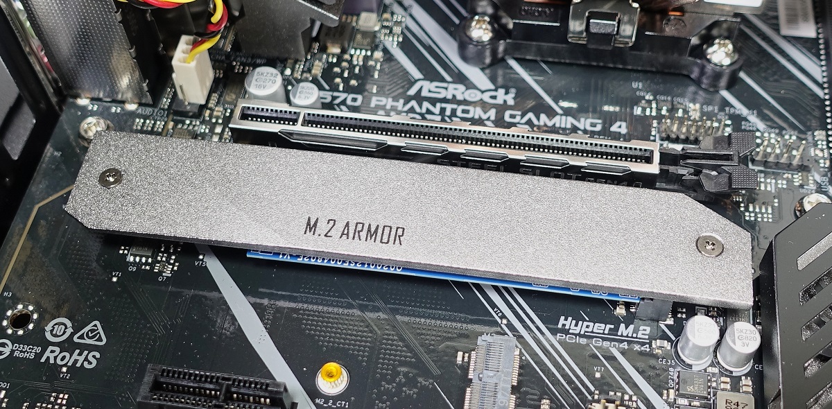 ASRock X570 PhantomGaming 4+他社製M.2ヒートシンク ASRock X570 Phantom Gaming 4」の市販モデルにはM.2 SSDヒートシンク