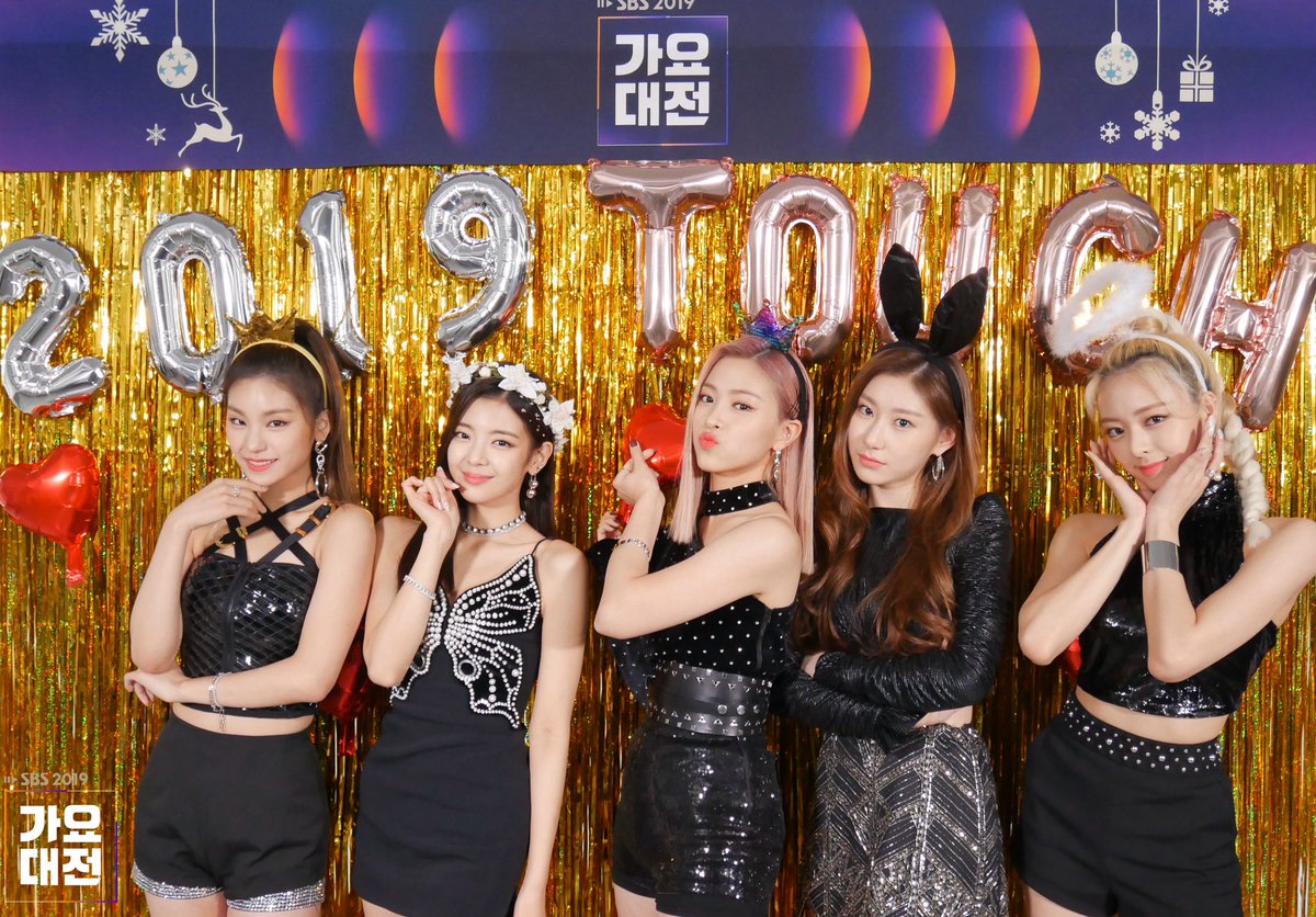 SBSNOW's tweet photo. 🎄가요대전 크리스마스 파티 포토존🎄

#SBS가요대전 #피티존포토 
#ITZY #있지 https://t.co/sm7Uj5X7WA