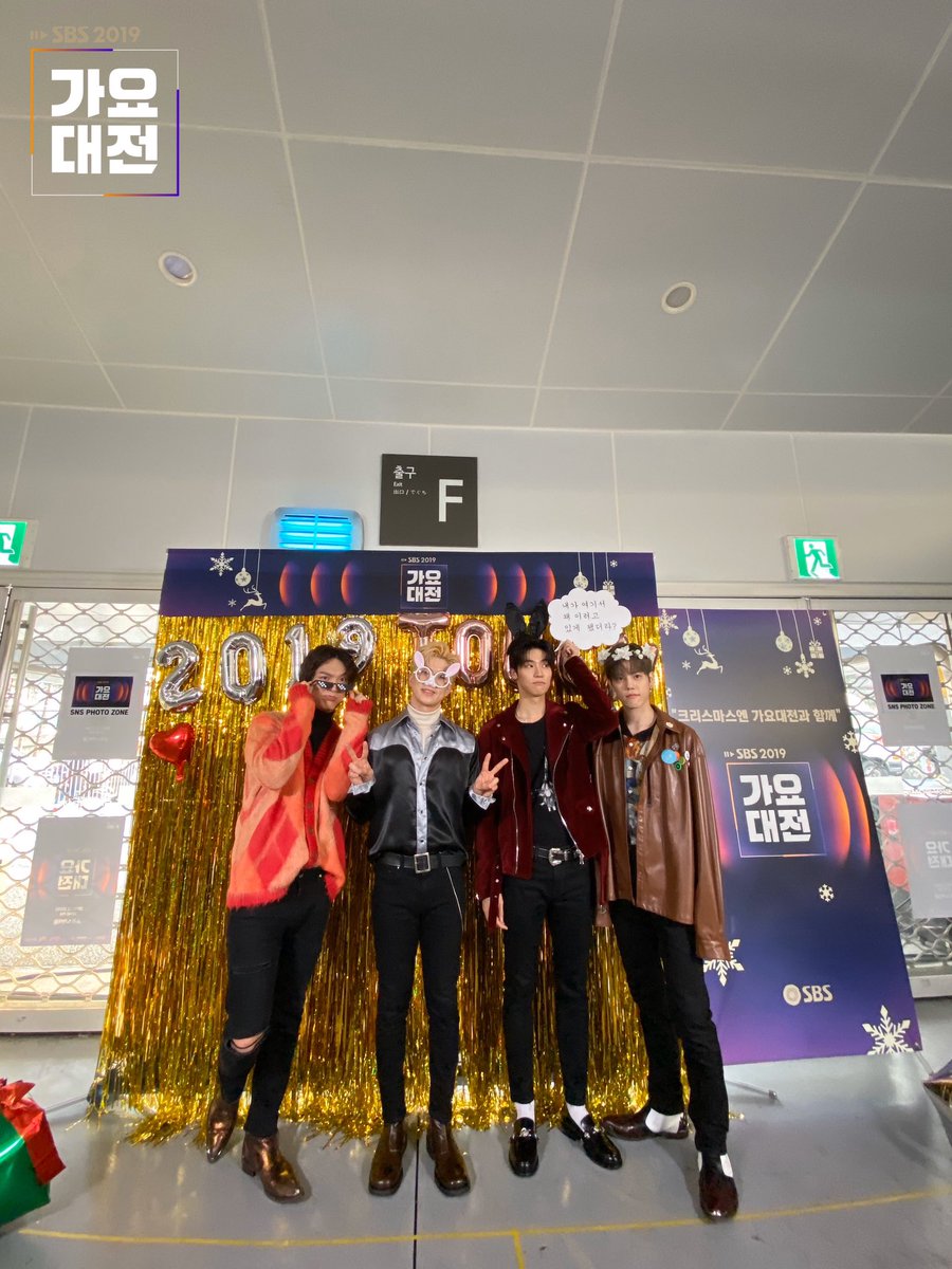 SBSNOW's tweet image. 🎄가요대전 크리스마스 파티 포토존🎄

#SBS가요대전 #피티존포토 
#엔플라잉 #N_Flying