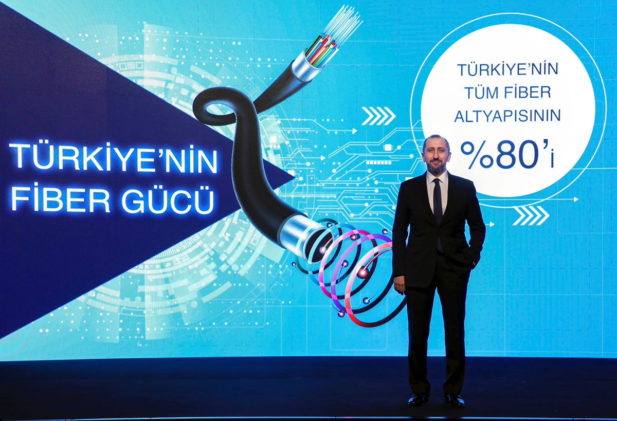 Türkiye’nin, dijital dönüşüm süreci için var gücümüzle çalışıyoruz. Fiber yatırımlarımızı son 10 yılda 10 kattan fazla artırmamız bunun en güzel örneği. Bugün gerçekleştirdiğimiz toplantıda bu çalışmalarımızı, projelerimizi ve yatırımlarımızı aktardık. #SadeceMerkezeDeğilHerkese