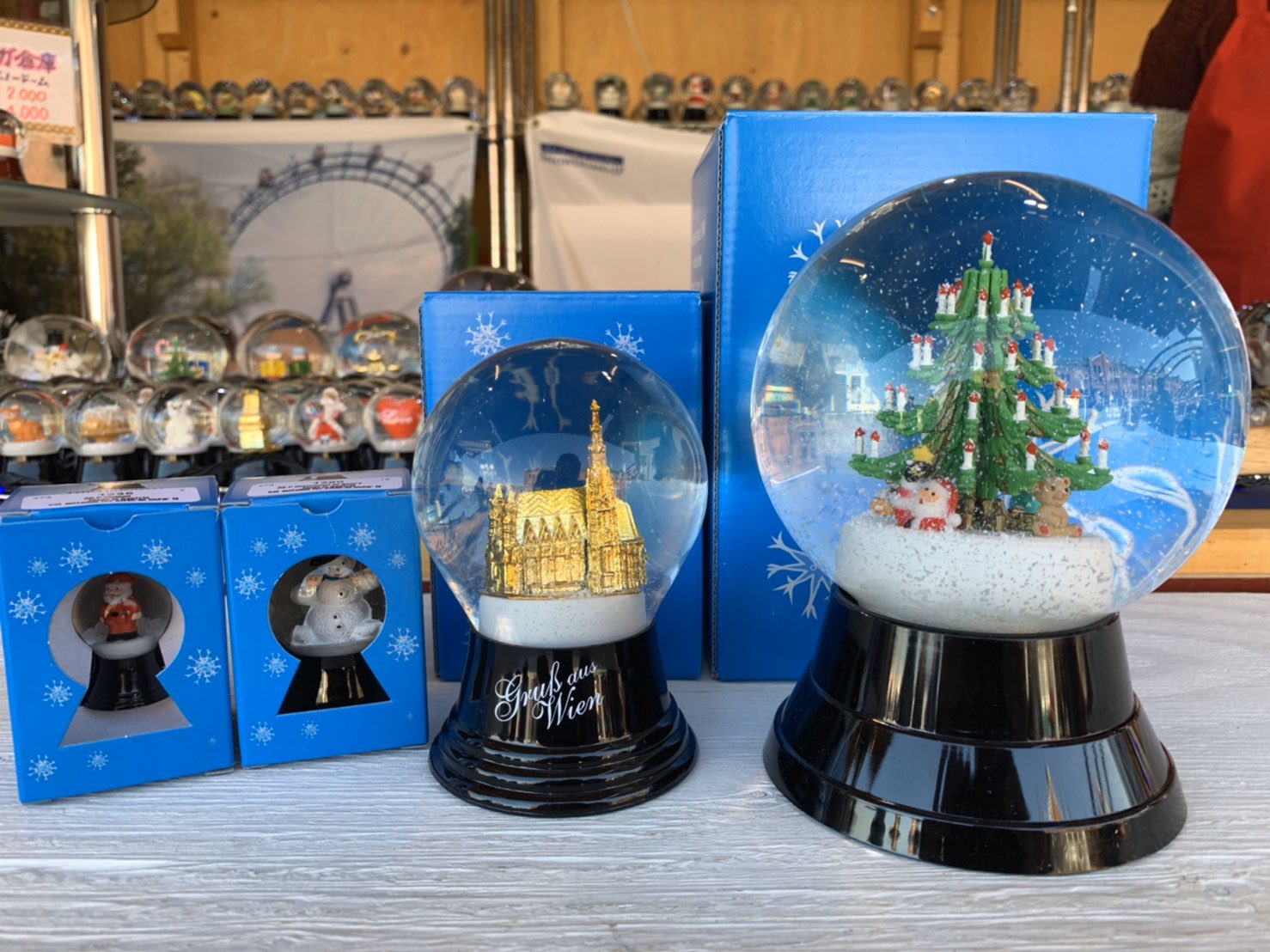 スノードームと愉快な仲間達 メリークリスマス クリスマスプレゼント のお買い忘れありませんか 横浜赤レンガ倉庫のクリスマス マーケットでオーストリア 製スノードームご用意しています 横浜 赤レンガ倉庫 クリスマスマーケット スノードーム