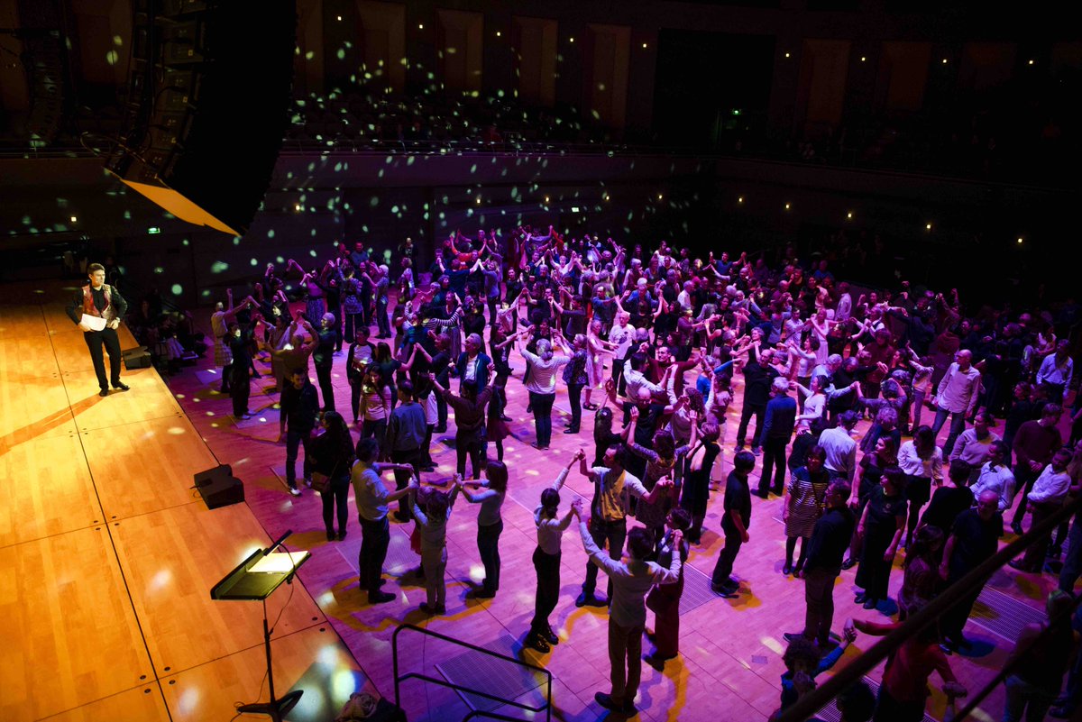 lesartsflo's tweet photo. #ArtsFlo40 🎉📍22 💃
Le week-end s'est achevé en dansant avec notre bal baroque participatif dans la salle des concerts @philharmonie accompagné par des artistes des Arts Florissants et @JuilliardSchool. #Saturdaynightfever
👉Photos du week-end 📷 https://t.co/uf2c0PB6vS https://t.co/4d8vwgzbdq